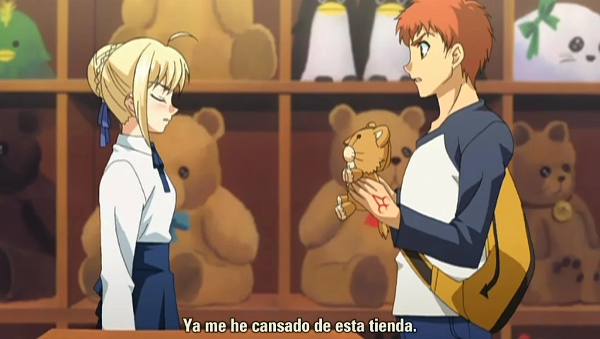 shirou-discutiendo-con-saber-tienda-de-peluches.webp