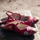 /attachments/books/manage-your-day-to-day/woman-sandals-on-bench-sunset_hu_abcef15ffc1a5c71.webp