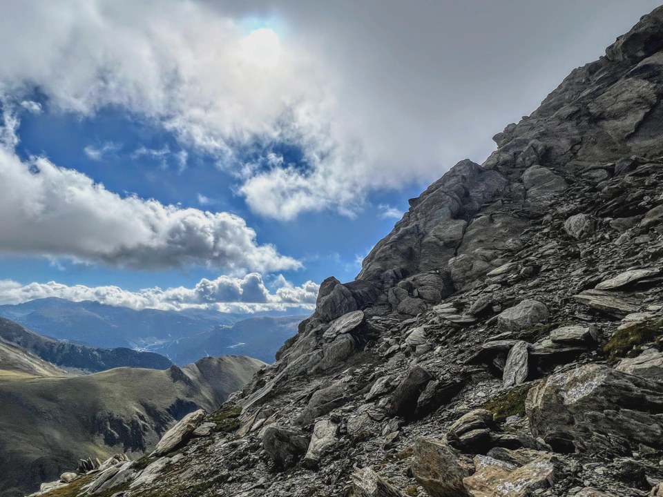 Challenging trail section connecting the mountain pass with the peak of Casamanya Nord.