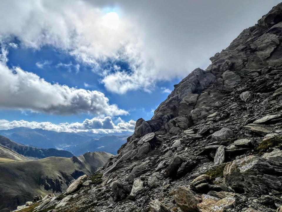 Challenging trail section connecting the mountain pass with the peak of Casamanya Nord.