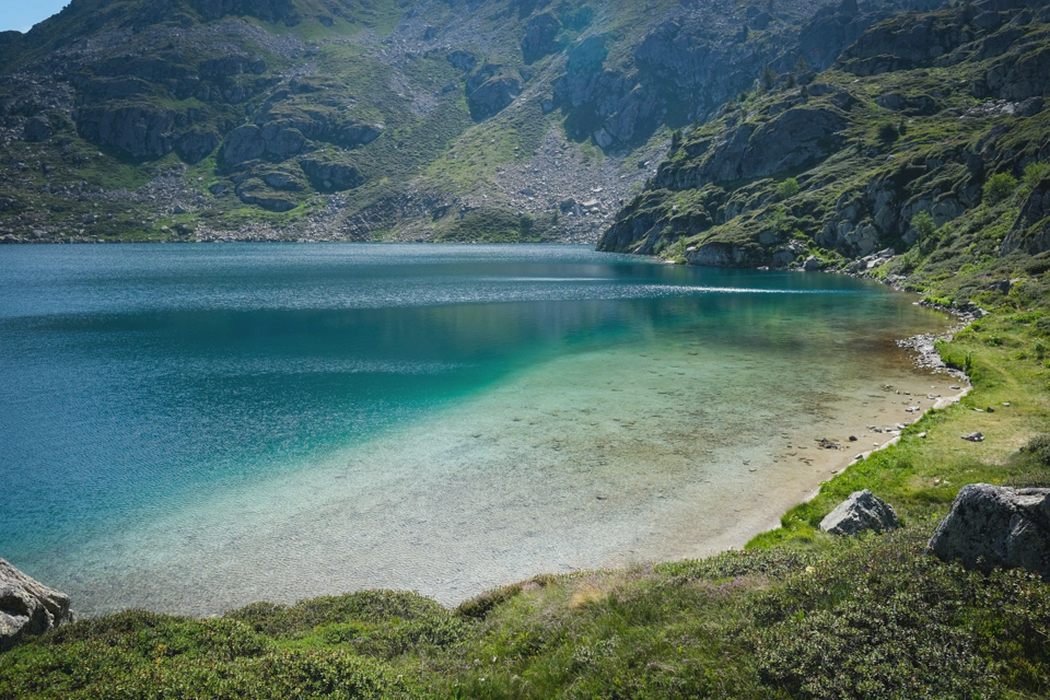 Fontargente lake shore.