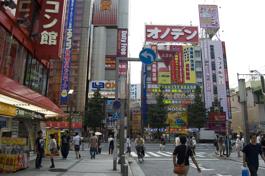 Adentrándome en Akihabara, se pueden empezar a ver algunas tiendas de manga y anime.