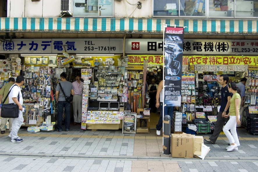 Tiendas de electrónica. Yo me imaginaba algo de las dimensiones de la calle de Asakusa de tiendas pero lo que ví fue algo bastante más caótico y disperso. Eso sí, al acercarme a las tiendas y mirarlas de cerca había aparatos rarísimos y radios antediluvianas. Me resulto curioso ver en varios puestos cajas con móviles y diversos gadgets coronados por carteles para desalentar a los ladrones: “Esto es de plástico, no me robes”.