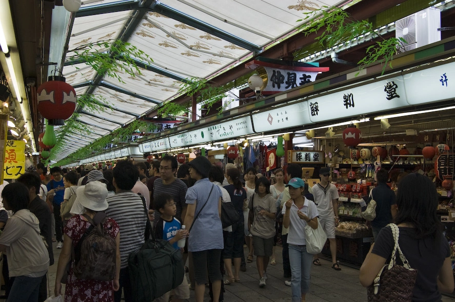 Las tiendas vendían adornos, recuerdos de Asakusa y de Japón en general. Sigo sin entender muy bien cómo es posible que tantas tiendas vendiendo esencialmente lo mismo prosperen en un lugar así. Me fijé con detalle en tres o cuatro tiendas y entre sus mercancías no había más diferencia que el lugar donde colocaban las cosas.