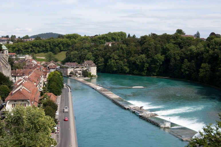 Al otro lado de una de las calles principales, unos metros más abajo, se encuentra el río Aare (que también pasa por uno de los lagos de Interlaken).