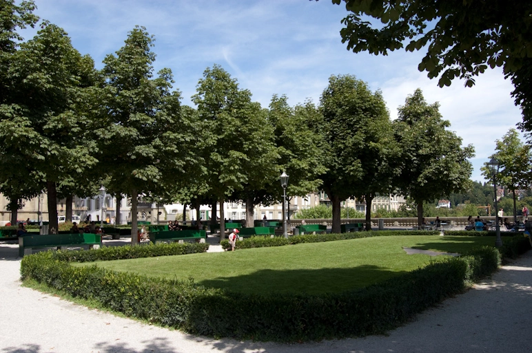 El parque Muenster Platform, cerca de uno de los abundantes edificios gubernamentales.