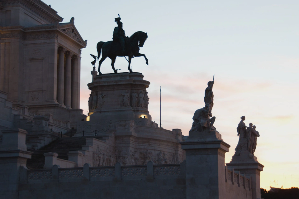 silhouette-statues-monumento-a-vittorio-emanuele-ii.webp