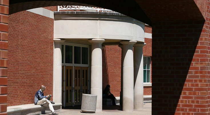 El hombre de la biblioteca.