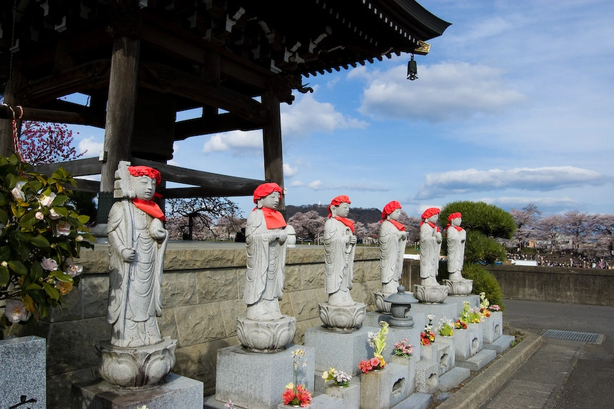 Sigo buscando el significado de los baberos y gorritos rojos de las estatuas.