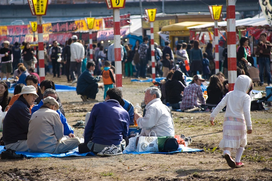 Para variar no podían faltar los chiringuitos ni las lonas azules. Cabe destacar que aunque había una enorme cantidad de gente la suciedad brillaba por su ausencia. Los grupos de gente una vez terminaban de comer llevaban la basura al “chiringuito de la basura” con sus diferentes papeleras para plásticos, comida y otros y luego se iban dejando el sitio tal y como lo habían encontrado.