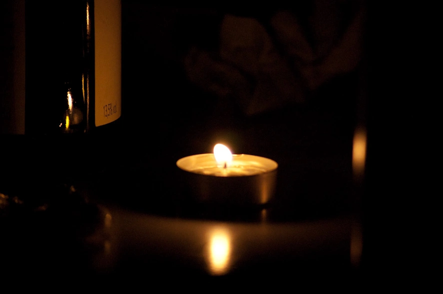 Cuando saqué esta última foto lo único que ardían eran pequeñas velas. Las mesas pueden dar fe de que no son velas lo único que arden durante estas noches, fuego, alcohol y conocimientos avanzados de física forman una combinación que puede dar lugar a actos bastante destructivos.