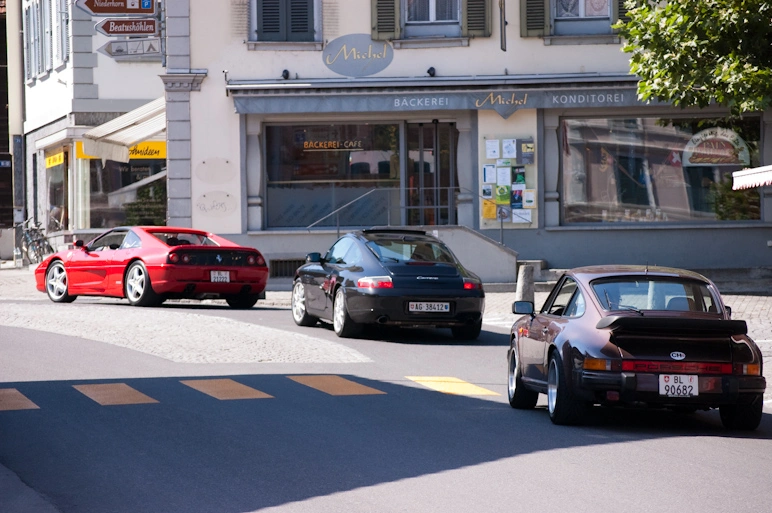 Ferrari 355 GTS/por lo que puedo ver Porsche Carrera/Porsche Cope antiguo.