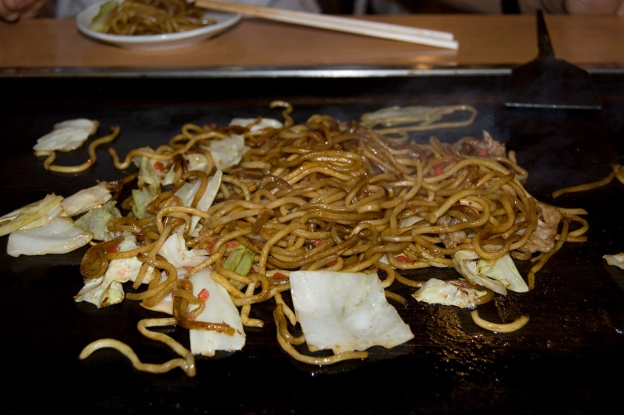 Yakisoba, son fideos fritos con verdura y algunos elementos no identificados.