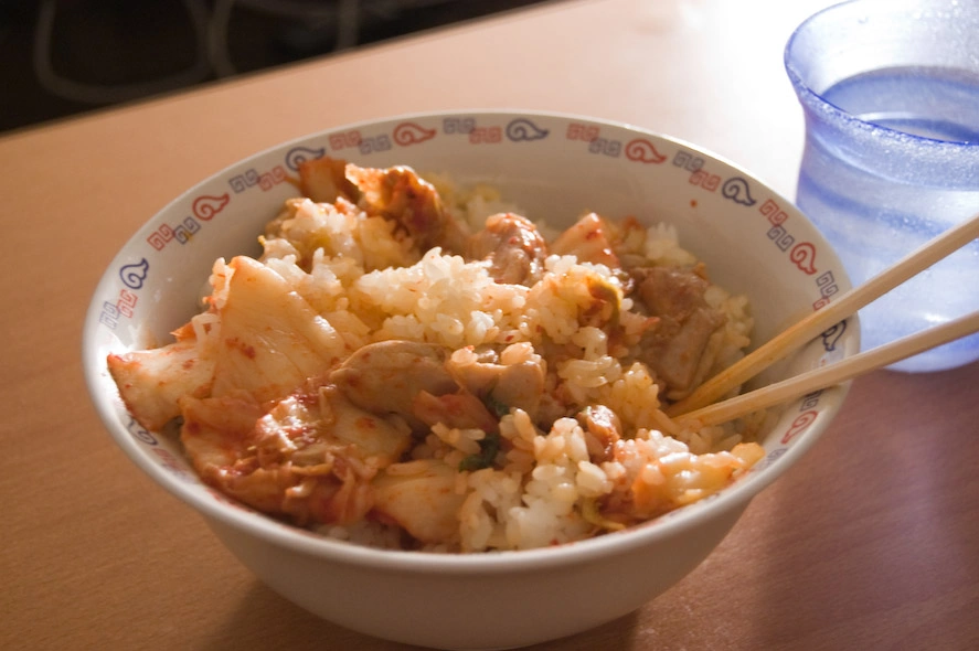 Arroz con carne y una salsa picante coreana.