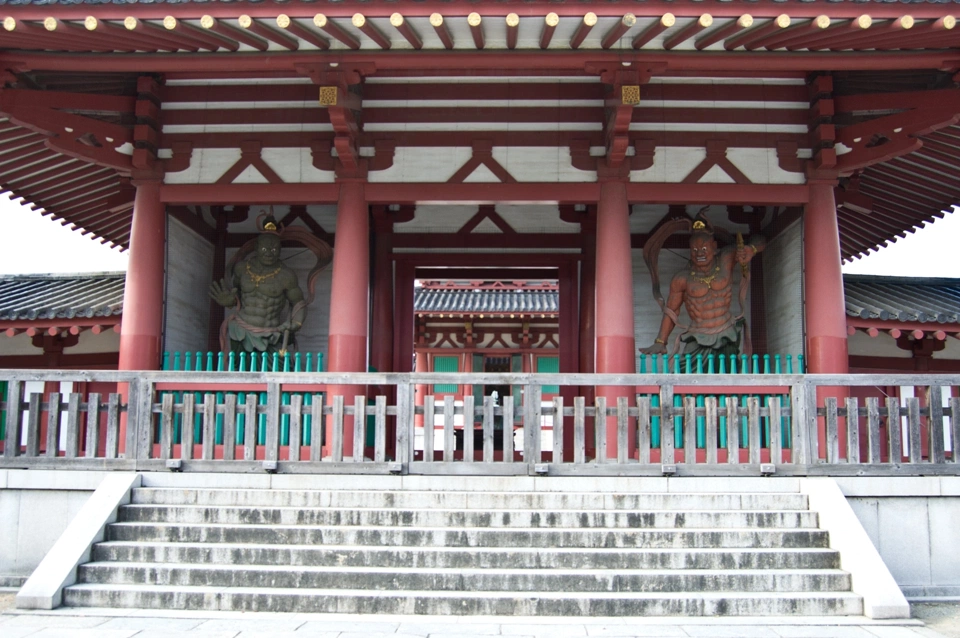  Los dioses protectores nio protegiendo el templo. El de la izquierda se llama Agyo y el de la derecha Ungyo. Son los mismos que aparecen en uno de los episodios de Gantz.