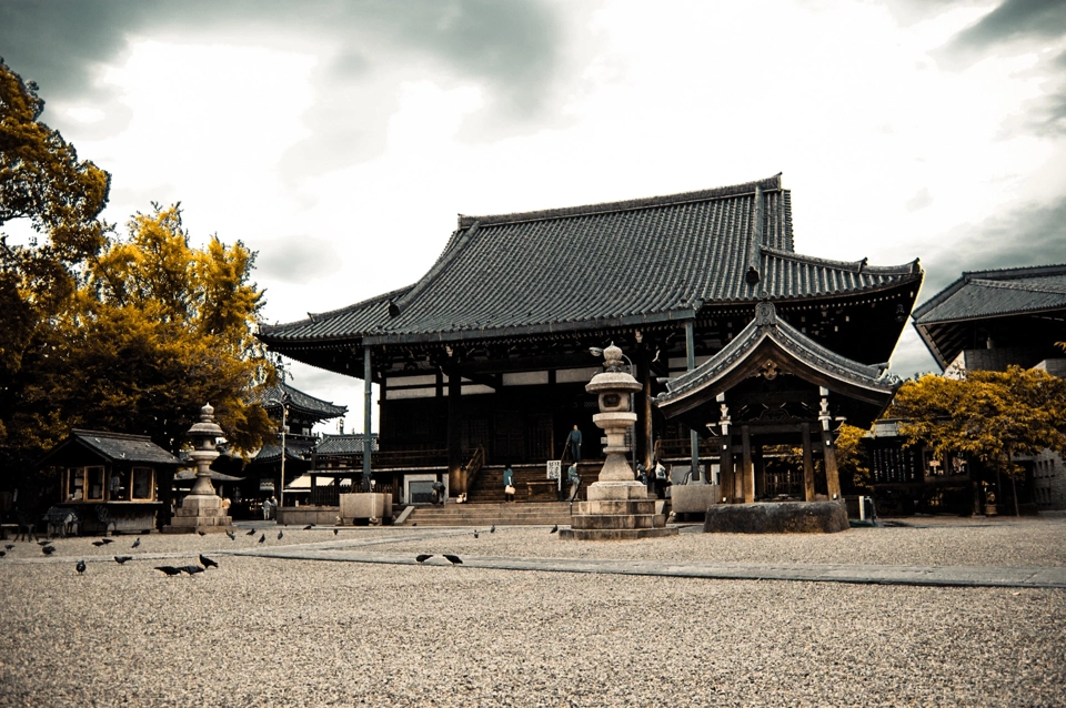 El templo Isshinji. Cuando llegamos en su interior se estaba celebrando una ceremonia budista. En otra zona del recinto había un pequeño cementerio.