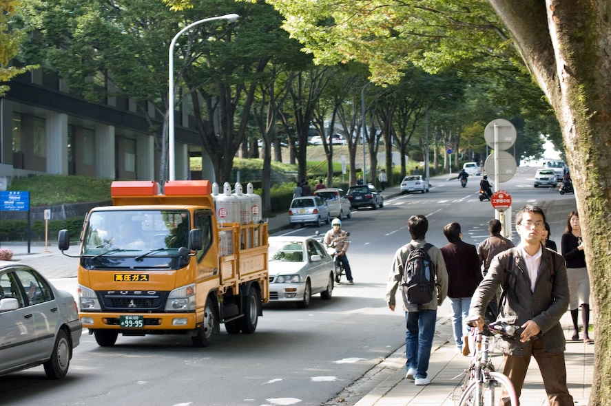 ¡Y entre 10 y 12 minutos después de arrastrar con la bici cuesta arriba llegamos a Aobayama!