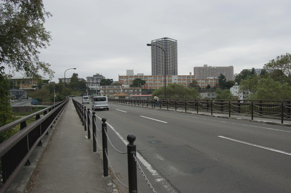 Algo más adelante el puente sobre el río del que hablé el día de la Imoni Party. En esta zona las bicis van por la calzada en el espacio situado para ello. Cuando te cruzas con una bici que va en sentido opuesto y coches en ese sentido da algo de yuyu y sueles agarrar los mangos de la bici con fuerza. (Mamá no te preocupes, yo llevo la bici de forma prudente y no peligrosa).