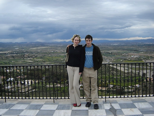 Marta (la autora del resto de las fotos) y yo en el mirador del pueblo.