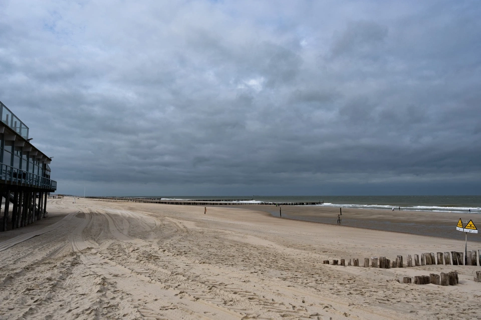 Domburg&rsquo;s beach with breakwaters.