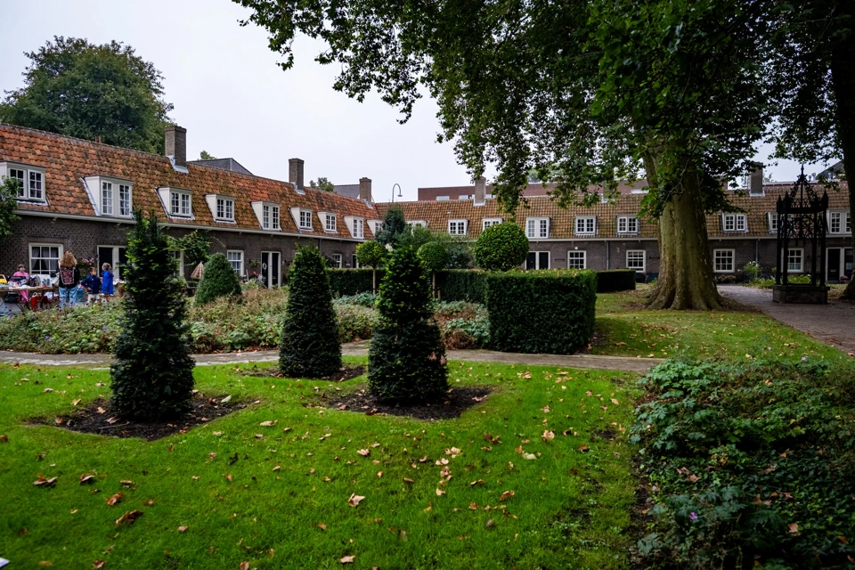 Arend Maartenshof with some inhabitants selling books and other goods.