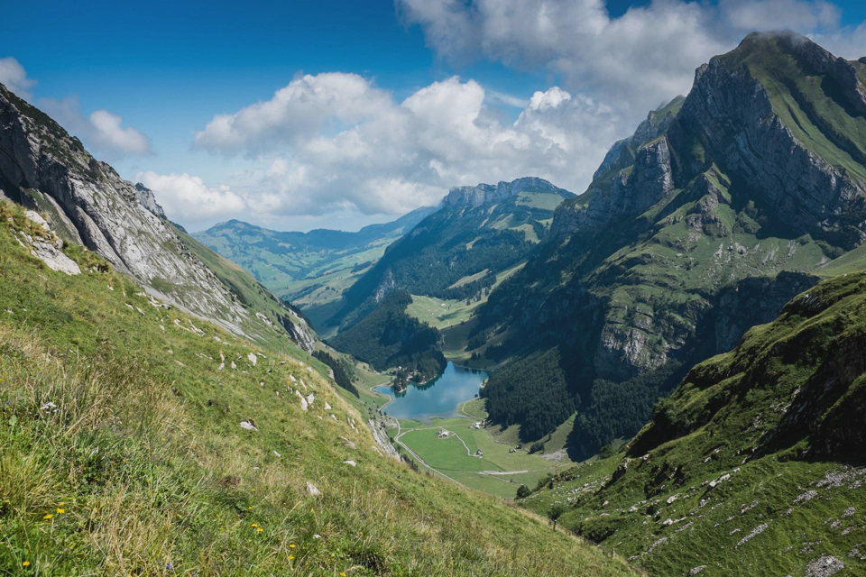 Overview of the valley.