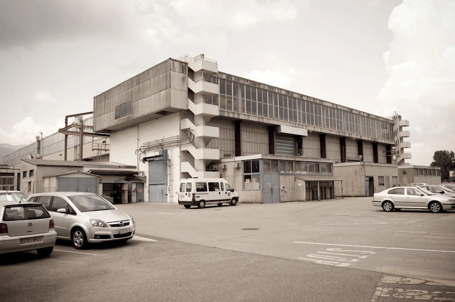 El aire es completamente industrial, el CERN se empezó a construir hace más de 50 años pero aparte del óxido de algunos de ellos es difícil diferenciarlos ya que la mayoría son rectangulares y de una arquitectura lo más sencilla que os podáis imaginar.