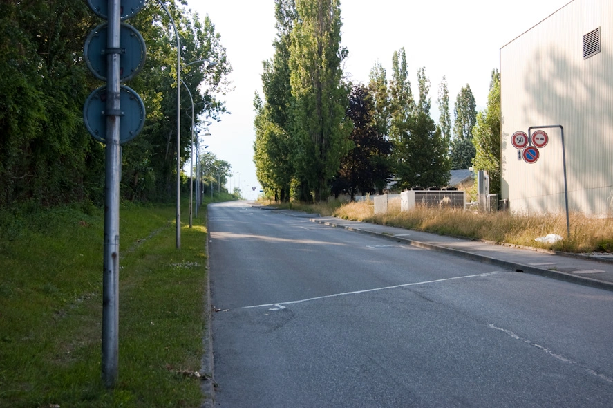 Esta calle bordea todo el sitio y está menos transitada que su opuesta. Tiene unas hermosas vistas a campos de cultivo justo detrás.