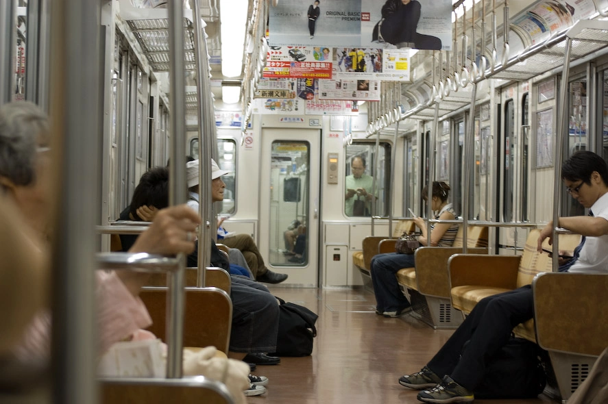 interior-vagon-de-metro-osaka.webp