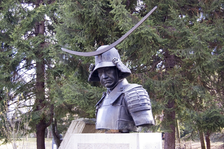 Date Masamune en el jardín fuera del museo. La cabeza tenía cuerpo debajo pero en la segunda guerra mundial donde había escasez de todo tuvieron que hacer uso hasta de estatuas como materia prima para hacer armas y munición. La cabeza fue lo único que se salvó y aunque anduvo perdida durante unos años alguien la encontró en una especie de vertedero.