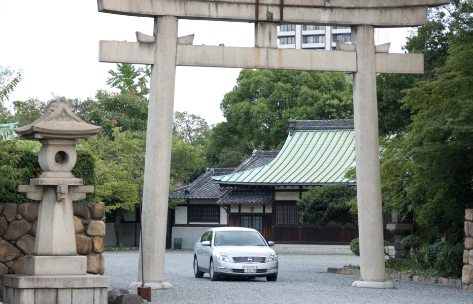 No es un anuncio de coches, deben ser residentes ya que no vimos ningún coche más en todo el recinto.