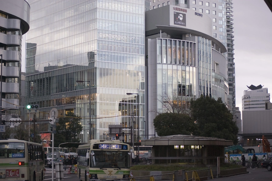 Osaka es una ciudad gris pero además el día de la foto estaba nublado.