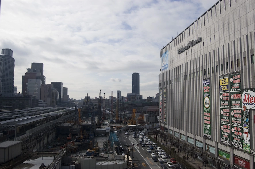 Las vistas desde una de las habitaciones del hotel enfrente del Yodobashi Camera. A la izquierda el cercanías y rascacielos, en medio obras y a la derecha la perdición para alguien que solo compra más de lo necesario cuando se trata de aparatos electrónicos.