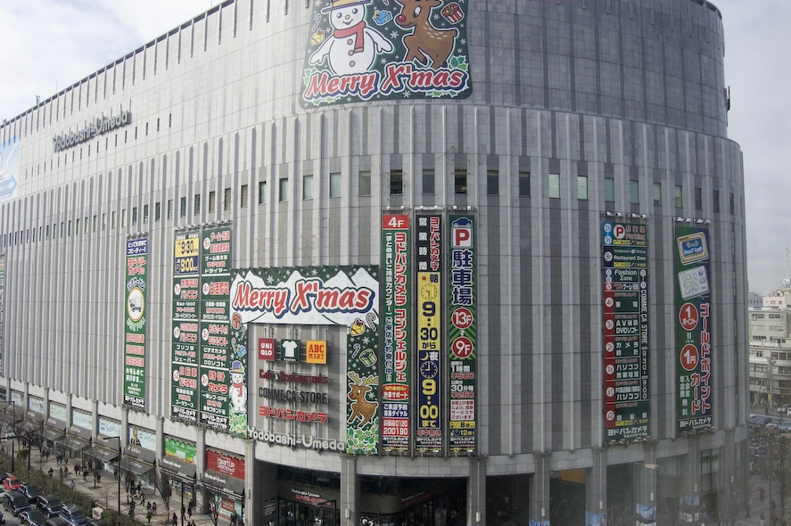 Yodobashi Camera, un centro comercial de 13 plantas de las que 7 están dedicadas exclusivamente a electrónica. Es el lugar con más contaminación visual que he visto en toda mi vida pero no se pueden sacar fotos dentro y no puedo ofreceros un documento gráfico. Como no te acerques a una pared mires donde mires hay cosas que comprar. Altavoces y dependientes vendiéndote de todo hacen de este lugar uno de los más ruidosos en los que he estado.