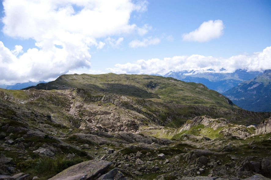 Tras abandonar esas praderas en las que estas a la misma altura que las nubes emprendimos el camino de vuelta. Este último tramo no solo era como estar subiendo escaleras puntiagudas durante más de una hora, era hacerlo después de haber estado caminando durante 2 horas. No recordaba tal cansancio desde hacía mucho tiempo. Mis pies se movían solos, mis pobres deportivas envejecieron, a base de socializar con las piedras, por lo menos 2 años (todavía no me voy a comprar unas nuevas mamá, lo siento) y las agujetas me han durado 5 días.