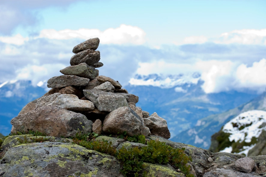 Al principio pensaba que estas montañitas de piedras estaban puestas por senderistas y que era una curiosa costumbre. Al tener que subir, horas más tarde, en sentido opuesto, con los pies entumecidos y toneladas de montaña enfrente de mí creí comprender su verdadero propósito: señalarte el camino de pendiente menos elevada.