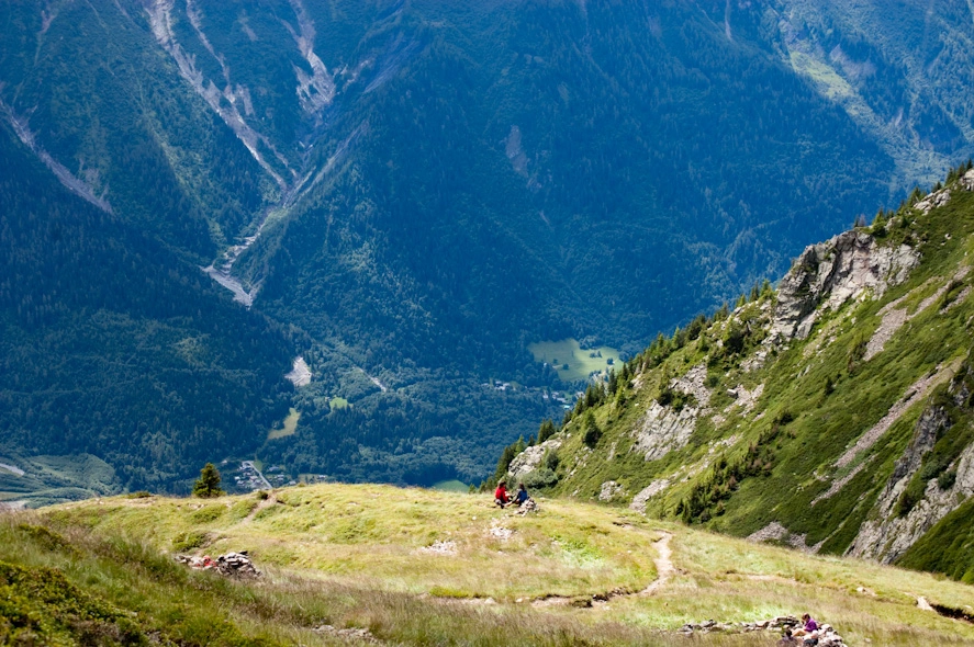 Ya a pocos minutos de llegar al refugio y tras atravesar una gran pradera en lo alto de Brevent las montañas me regalaron esta vista. Creo que es la imagen que guardo con más cariño de todo el viaje.