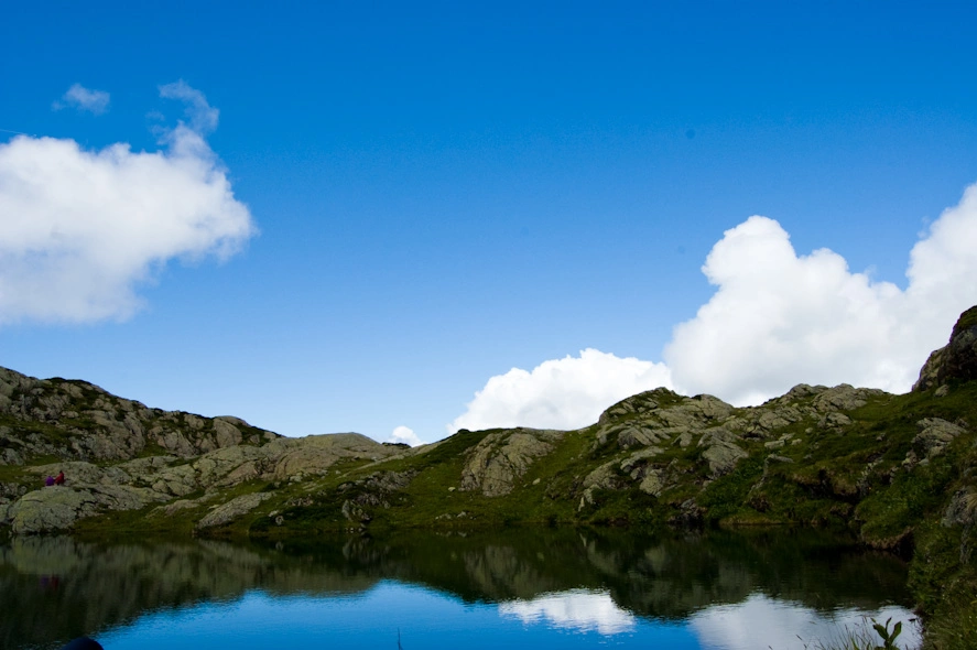 Tras descansar un poco en la orilla del lago, unas amigas y yo, nos fuimos en solitario a caminar un poco más en busca de un refugio que sabíamos que estaba más o menos por la zona.