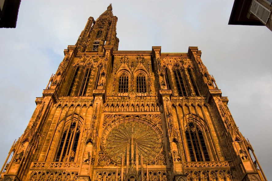 La catedral de Estrasburgo al atardecer. En el interior había una curiosa construcción que llegaba hasta el techo en la que había un gran reloj del que se podía ver parte de la maquinaria, una rueda zodiacal y unas figuras en lo alto que giraban cada cuarto de hora.