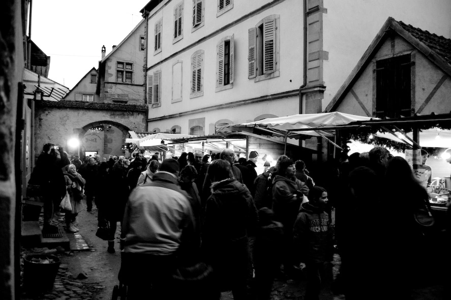 Riquewihr es famoso por su mercadillo de Navidad aunque los otros pueblos por los que pasamos también tenían el suyo propio. Los puestos generalmente estaban decorados como si fueran casitas de madera con nieve y vendían principalmente quesos, vinos, decoraciones de Navidad y dulces típicos de la zona.