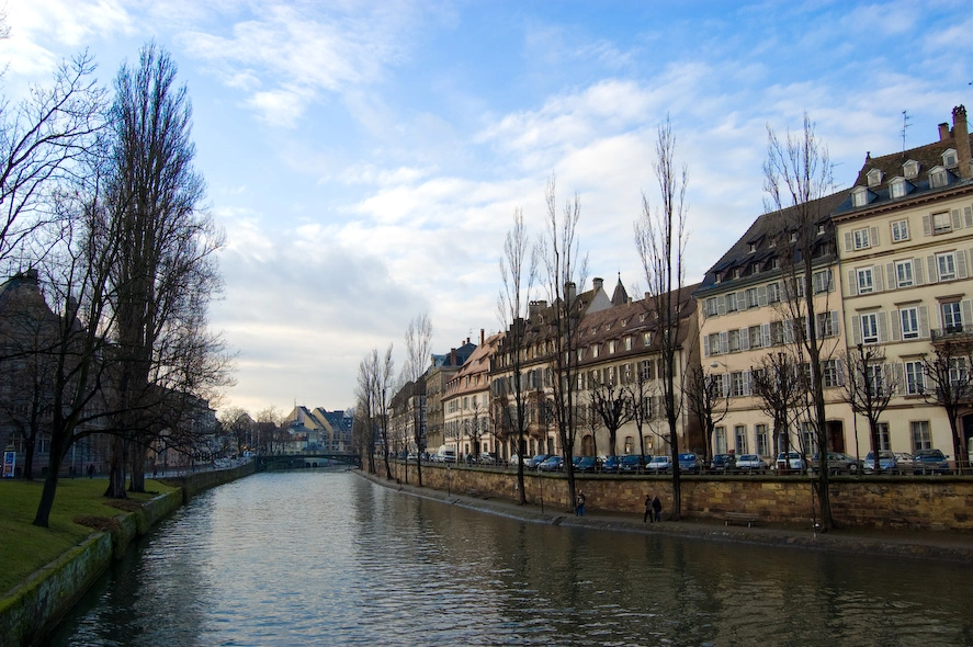 El río Ill a su paso por Estrasburgo. La ciudad fue atacada muy duramente durante la segunda guerra mundial así que había calles bastante anchas. Estrasburgo tiene fama de tener mucha polución por su localización geográfica pero la verdad es que no lo noté mucho, quizás la contaminación de Madrid ya ha hecho mella en mí.