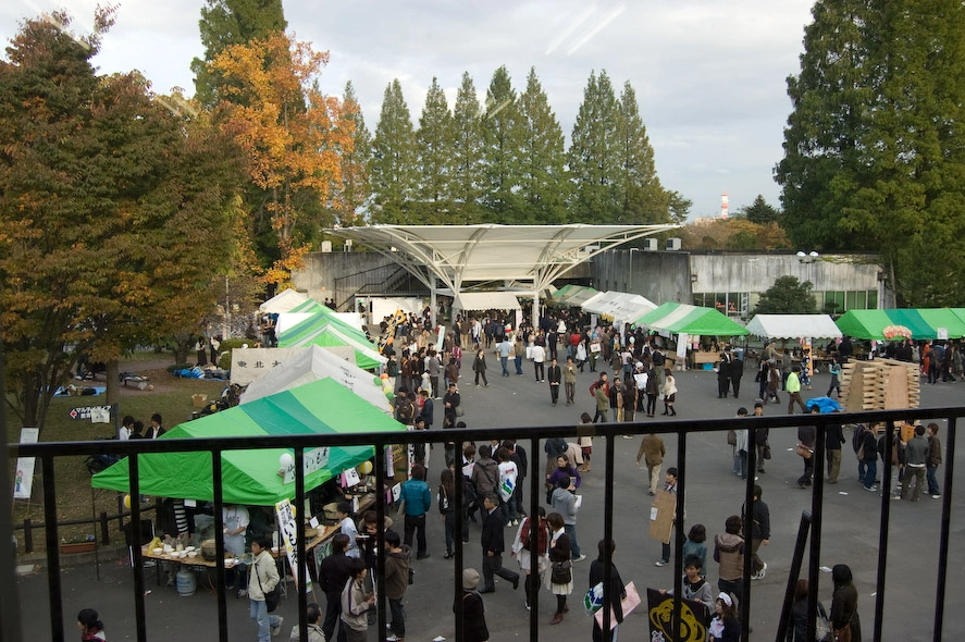 La plaza del campus Kawauchi a las tres de la tarde.