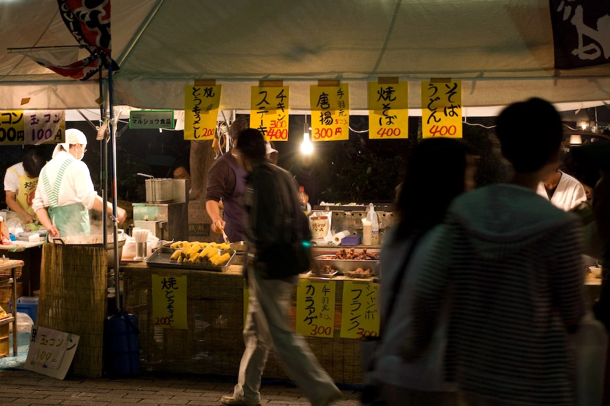 Carne, patatas fritas, ramen, mochi, bananas de dulces, había de todo.