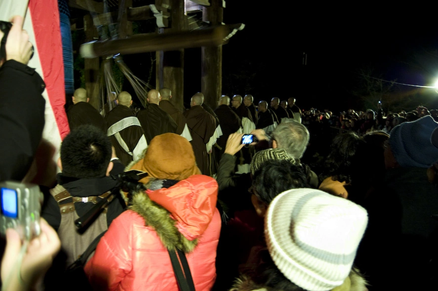 La campana la golpean los sacerdotes del templo. El proceso consiste en ir balanceando el enorme martillo hasta que coge suficiente fuerza y entonces darle un impulso más fuerte para que golpee la campana. Mientras la balancean cantaban lo que yo quería creer que eran conjuros mágicos.