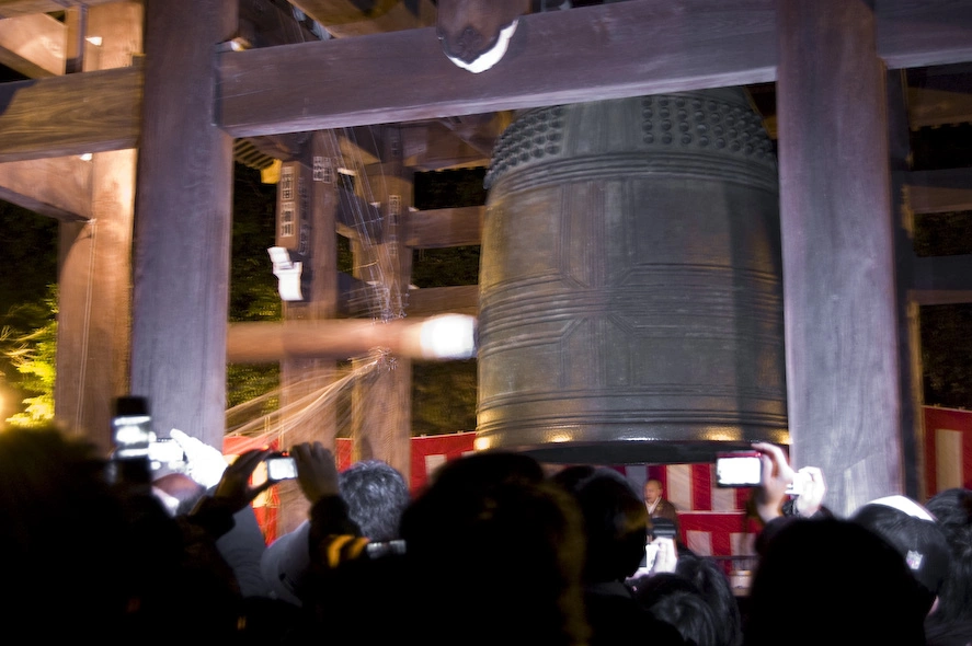 Tras varios educados pisotones y mucha caravana vimos la enorme campana propiedad del templo. En esta ocasión especial la “tocaban” 108 veces. Al principio mik quería escuchar las 108, desconozco sus motivos, pero no duramos más de 3.