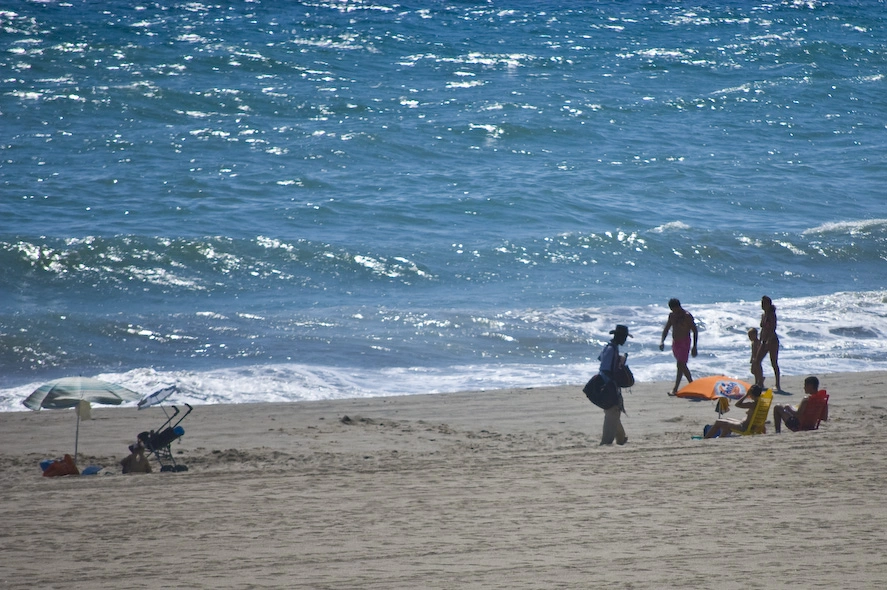 Se acabó el sufrir por los africanos con ropa de vaquero vendiéndote Rolex y bolsos a la una de la tarde a pleno sol….