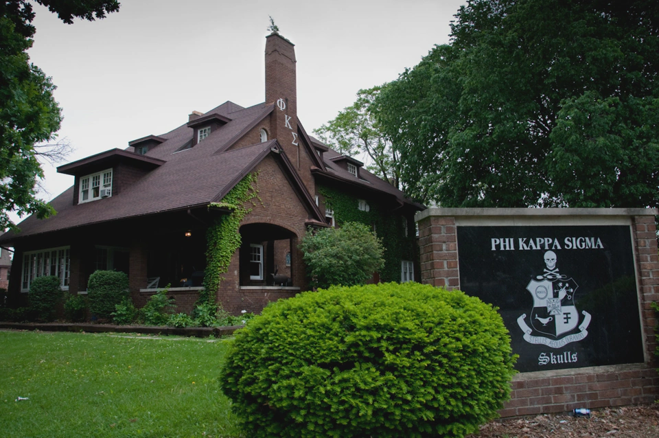 Phi Kappa Sigma — La más siniestra la que me quedaba enfrente de la ventana.