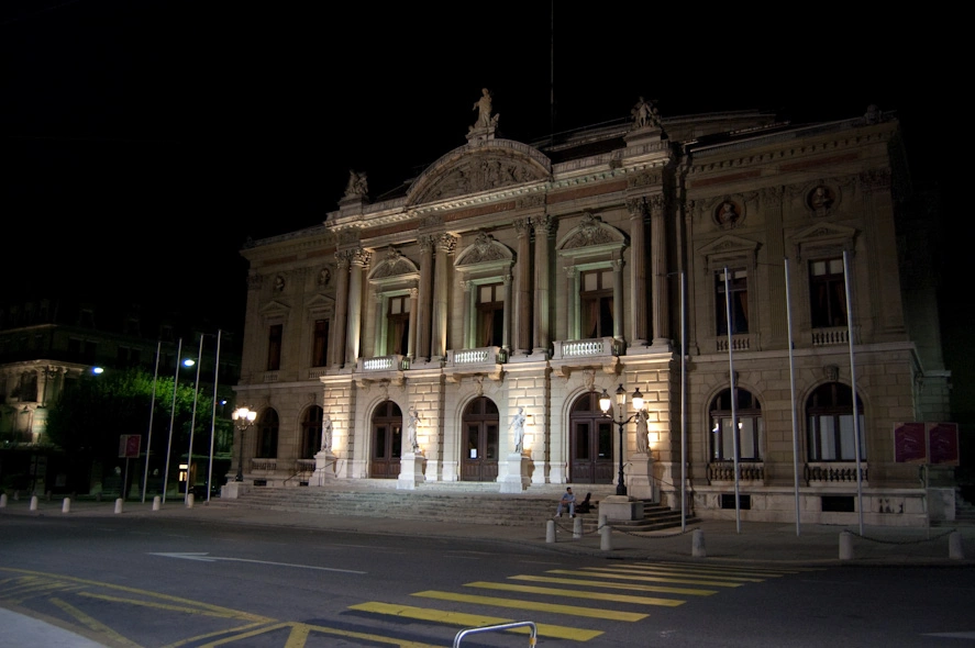 Un anónimo edificio oficial de una de las plazas por las que pasamos. A las once de la noche las calles ya estaban desiertas.