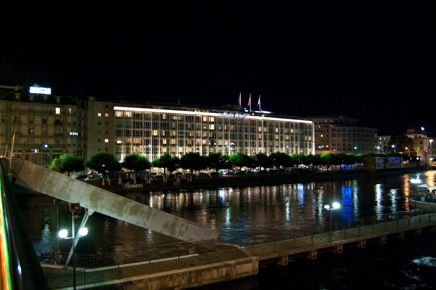 Y para terminar esta entrada así es Ginebra vista desde otra parte del lago. El edificio del centro es uno de los innumerables hoteles de cinco estrellas que tanto abundan. Mi amiga me comentó que Ginebra es para el mundo árabe (especialmente Emiratos Árabes) algo así como la costa del sol para Inglaterra, Alemania y Francia con la diferencia de que cualquiera puede permitirse un viaje a la Costa del Sol pero no cualquiera puede permitirse uno a Ginebra. También me comentó que no entendía cómo era posible que se mezclase tanto lujo esquina con esquina con calles conocidas por su prostitución.