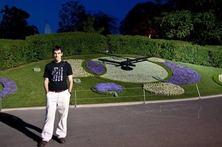 Fondo de quien escribe estas líneas frente a un reloj de flores “plantado” por primera vez en 1955.